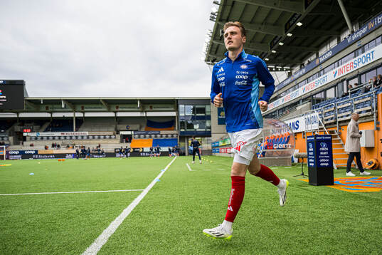 Christian Borchgrevink of Vålerenga warms up