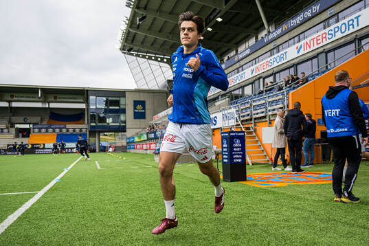 Magnus Riisnæs of Vålerenga warms up