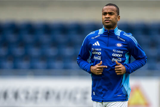 Ola Kamara of Vålerenga warms up