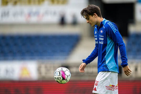 Magnus Riisnæs of Vålerenga warms up