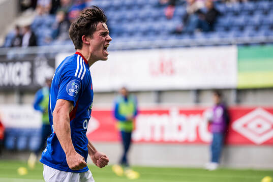 Magnus Riisnæs of Vålerenga celebrates