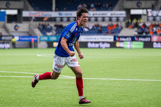 Magnus Riisnæs of Vålerenga celebrates
