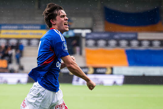 Magnus Riisnæs of Vålerenga celebrates