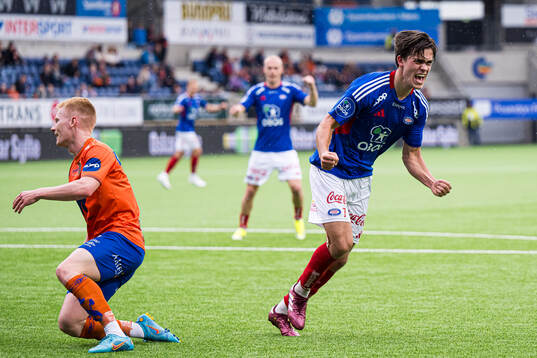 Magnus Riisnæs of Vålerenga celebrates