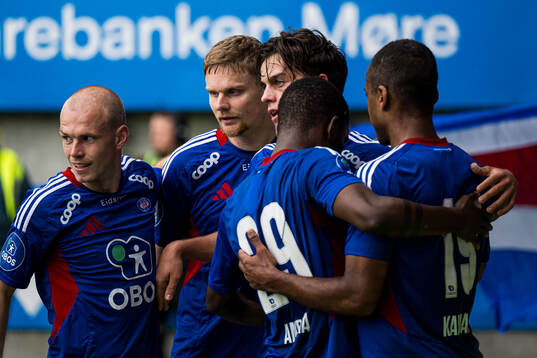Magnus Riisnæs of Vålerenga celebrates