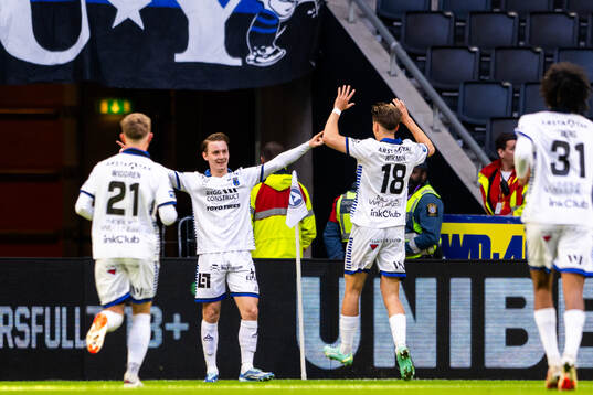 Sirius Noel Milleskog jublar med lagkamrater