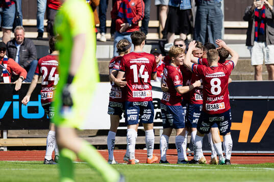 Örgrytes Viktor Lundberg jublar med laget