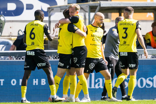 Mjällbys Elliot Stroud jublar med lagkamrater