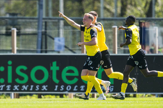 Mjällbys Herman Johansson jublar med lagkamrater