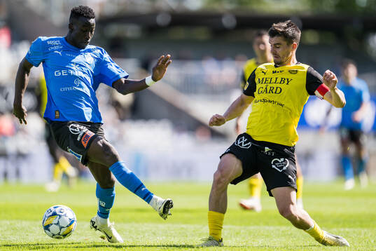 Halmstads Naeem Mohammed och Mjällbys Jesper Gustavsson