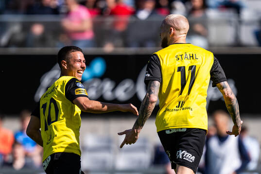 Mjällbys Nicklas Røjkjær och Adam Ståhl jublar