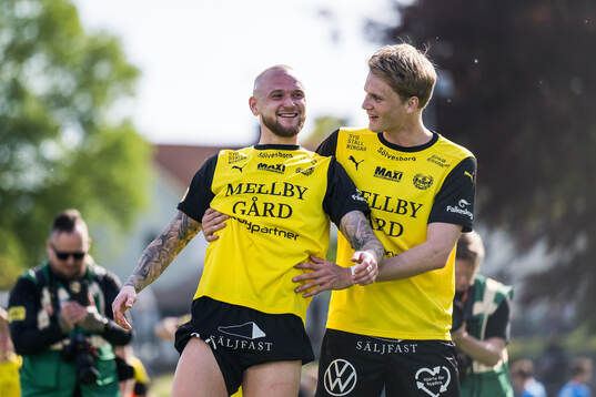 Mjällbys Adam Ståhl och Jacob Kiilerich Rask jublar