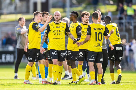 Mjällbys Adam Ståhl jublar med lagkamrater