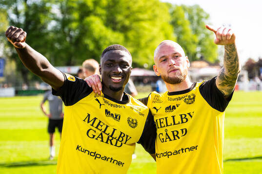 Mjällbys Seedy Imam Jagne och Adam Ståhl jublar