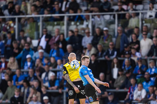 Mjällbys Adam Ståhl och Halmstads Gisli Eyjolfsson