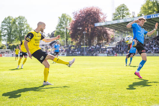 Mjällbys Viktor Gustafson och Halmstads Birnir Ingason