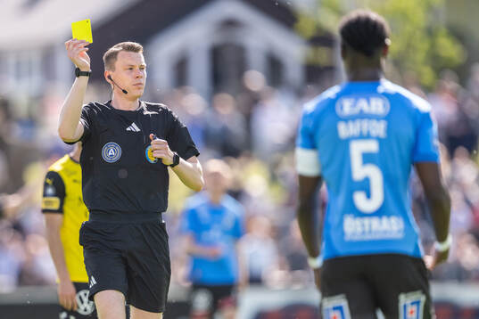 Domare Oscar Johnson varnar Halmstads Joseph Baffoe