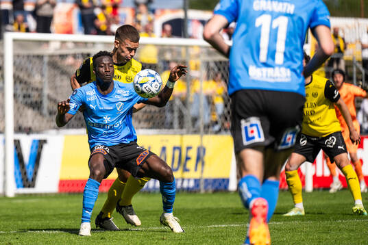 Mjällbys Arvid Brorsson och Halmstads Naeem Mohammed