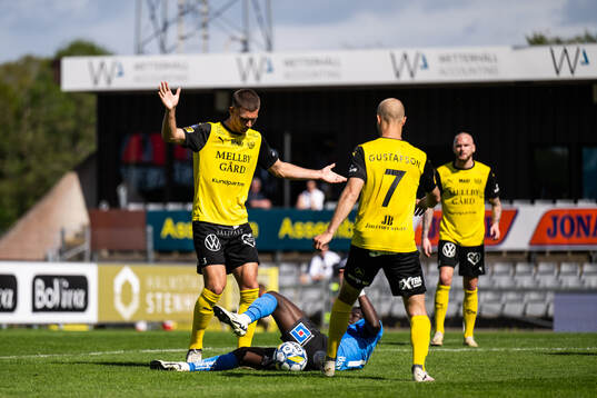 Mjällbys Arvid Brorsson och Halmstads Naeem Mohammed