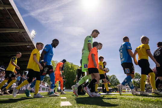 Halmstads Joseph Baffoe och målvakt Tim Rönning