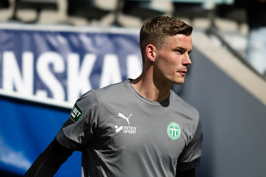 Västerås målvakt Johan Brattberg innan  fotbollsmatchen