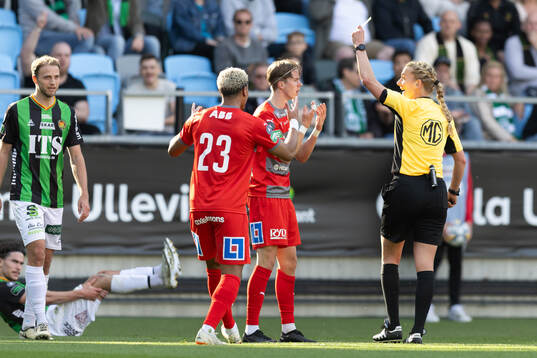 Domare Tess Olofsson delar ut ett gult kort till Västerås