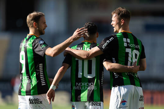 GAIS Alexander Ahl Holmström jublar ihop med Gustav