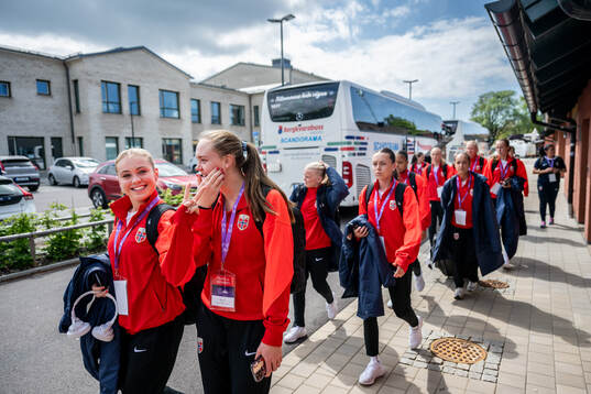 Mia Johannessen Bakke and Ina Raaum Andreassen of Norway