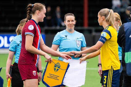 Referee Lotta Vuorio, Tuva Olaussen Sagen of Norway and