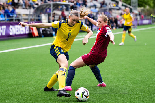 Fabienne Bartholdson of Sweden and Mia Johannessen Bakke of