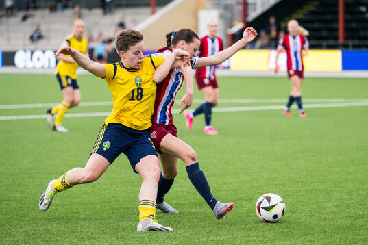 Isabelle Goldmann of Sweden and Nora Mjøs of Norway