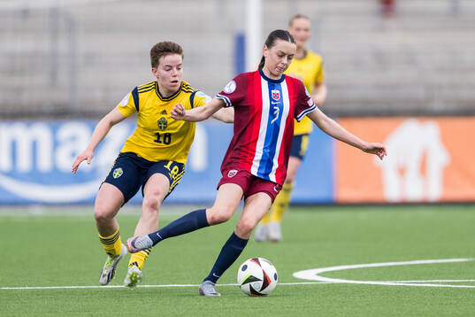 Isabelle Goldmann of Sweden and Nora Mjøs of Norway
