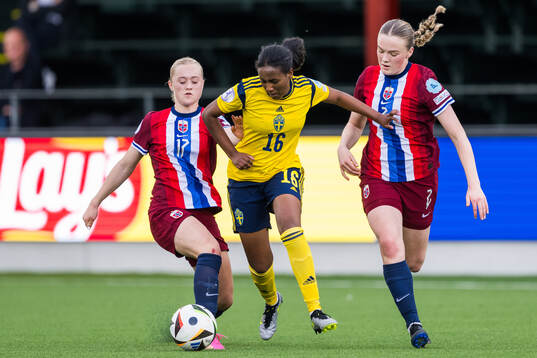 Saron Berhe of Sweden against Tommine Enger and Ina Raaum