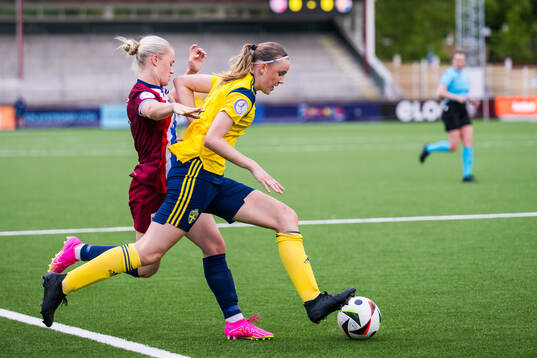 Mia Johannessen Bakke of Norway and Fabienne Bartholdson of