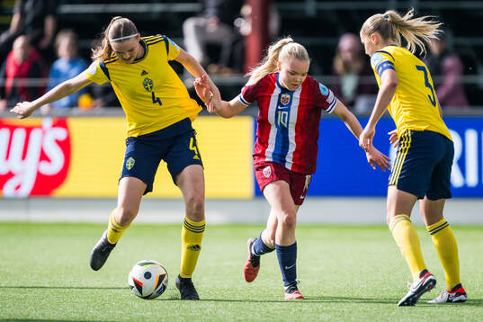 Fabienne Bartholdson of Sweden and Anny Kerim-Lindland of