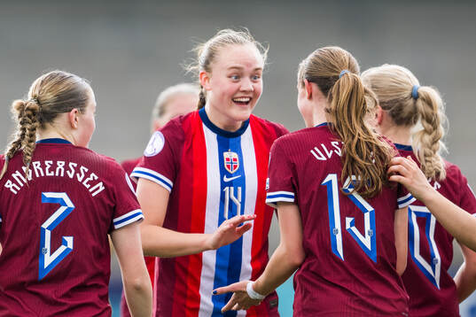 Tuva Olaussen Sagen Elle Ulstein of Norway celebrate