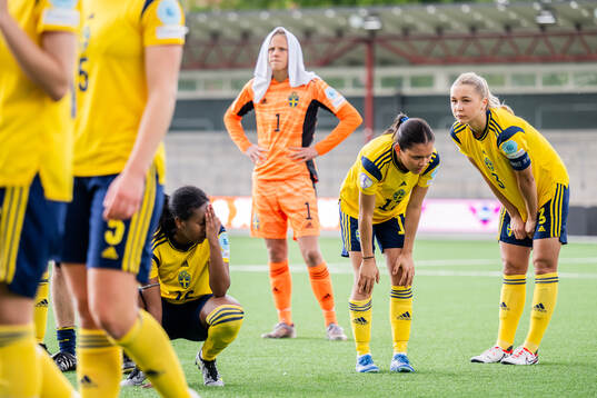 Saron Berhe, Moa Svensson and Alice Broman of Sweden looks