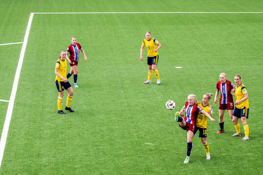 Linnea Holmesveen Moen of Norway and Maja Nilsson of Sweden