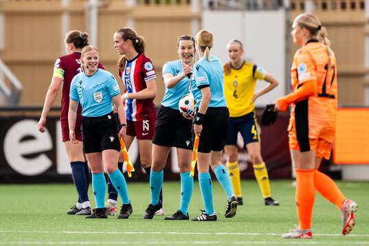 Referee Lotta Vuorio with assistant referees Katrine