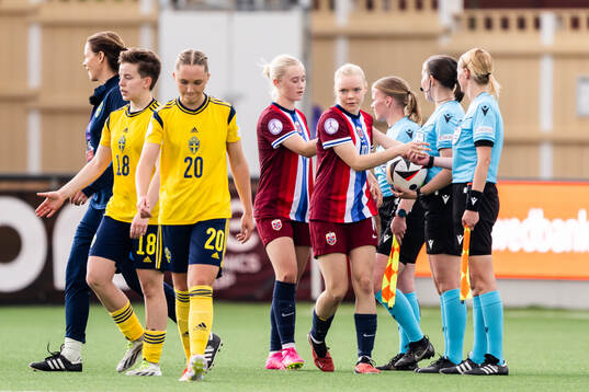 Tommine Enger and Anny Kerim-Lindland of Norway shaking