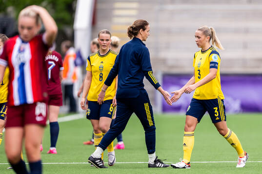 Freja Lindwall, Head coach Lovisa Delby and Alice Broman of