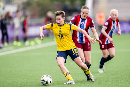 Isabelle Goldmann of Sweden and Ina Raaum Andreassen of