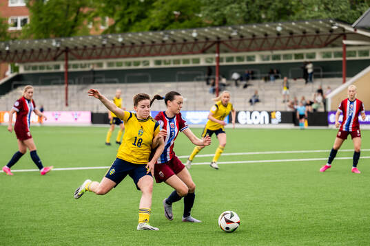 Isabelle Goldmann of Sweden and Nora Mjøs of Norway