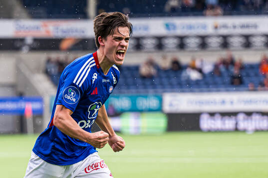 Magnus Riisnæs of Vålerenga celebrates