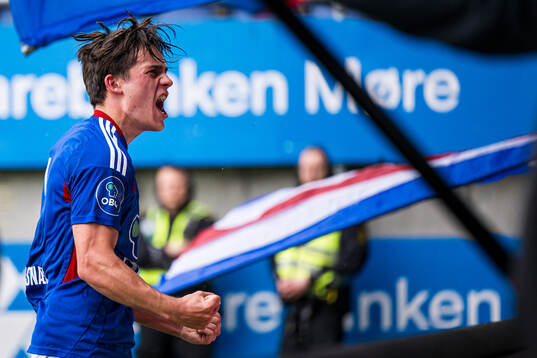 Magnus Riisnæs of Vålerenga celebrates