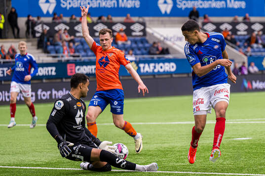 Jones El-Abdellaoui of Vålerenga missing a chance to score