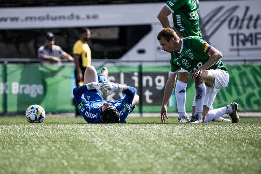 Brages Viktor Frodig har ont bredvid Alexander Zetterström