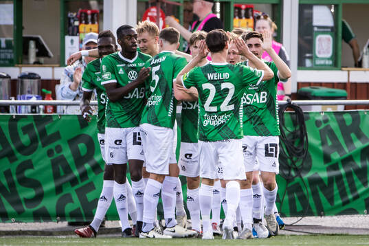 Brages Henry Sletsjøe jublar med lagkamrater 1-0