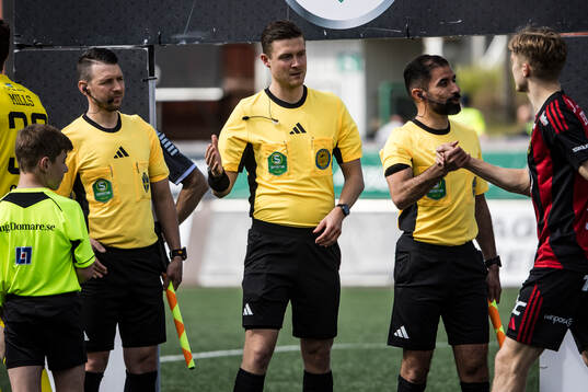 Domare Erik Mattsson och och assisterande domare Danha