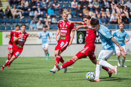 Skövde AIKs Fritiof Hellichius och Gefles Antonio Yakoub